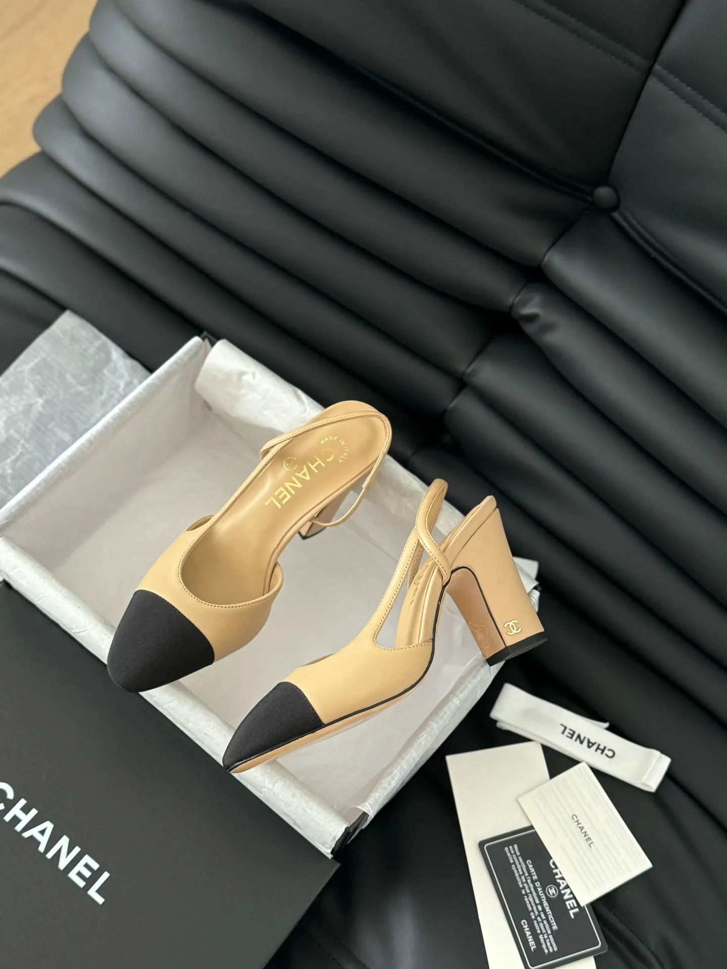 👟👟Ex-factory price 500👟👟 Purchasing-grade Chanel classic slingback sandals. We have been making this model for the past few years. This year we will re-purchase the version and make a detailed copy again. I found that the upper lines and body comfort of the new version have been slightly adjusted! The brand won't say anything because the overall appearance difference is not big and it doesn't affect wearing. All colors now produced are produced according to the latest styles! What you buy is the latest classic model from the counter, made of imported mixed sheepskin surface material, imported mixed sheepskin, and Italian imported cowhide leather soles! High heels 6.5cm Size:35-39 Other sizes can be customized